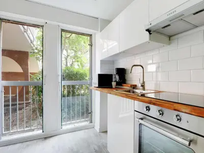 Cuisine ou kitchenette dans l'établissement cosy studio 2p - buttes chaumont - bail mobilité