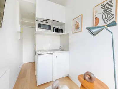 Cuisine ou kitchenette dans l'établissement Studio COSY - 17th arrd - Mobility lease