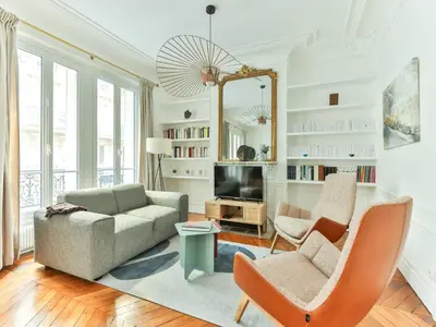 Coin salon dans l'établissement Bright, modern apartment- 14 arrd- Mobility lease