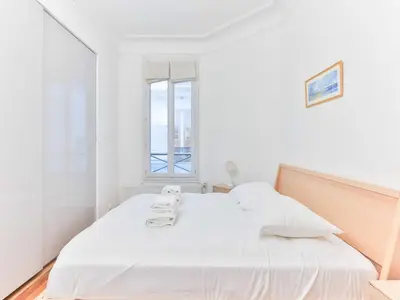 Un ou plusieurs lits dans un hébergement de l'établissement Bright, modern apartment- 14 arrd- Mobility lease
