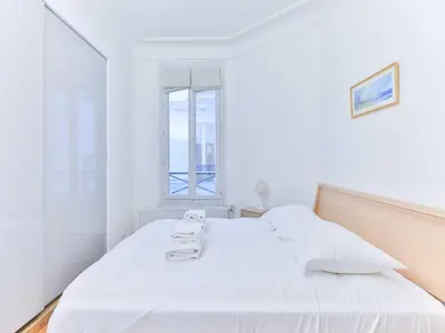Un ou plusieurs lits dans un hébergement de l'établissement Bright, modern apartment- 14 arrd- Mobility lease