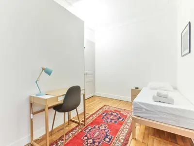 Un ou plusieurs lits dans un hébergement de l'établissement Bright, modern apartment- 14 arrd- Mobility lease