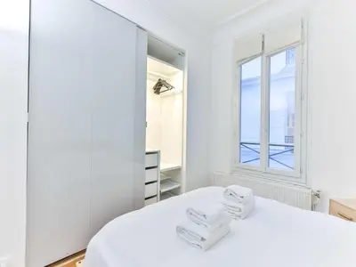 Un ou plusieurs lits dans un hébergement de l'établissement Bright, modern apartment- 14 arrd- Mobility lease