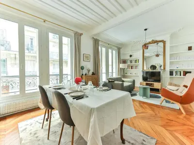 Cuisine ou kitchenette dans l'établissement Bright, modern apartment- 14 arrd- Mobility lease