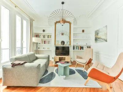 Coin salon dans l'établissement Bright, modern apartment- 14 arrd- Mobility lease