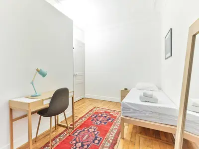Un ou plusieurs lits dans un hébergement de l'établissement Bright, modern apartment- 14 arrd- Mobility lease