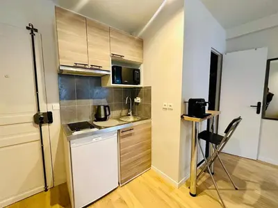Cuisine ou kitchenette dans l'établissement L'Eiffel - Charmant studio proche Tour Eiffel
