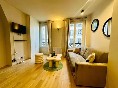 Télévision ou salle de divertissement dans l'établissement L'Eiffel - Charmant studio proche Tour Eiffel