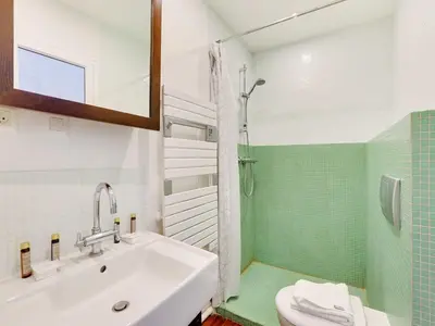Salle de bains dans l'établissement Peaceful Apt - 1BD 4P - Palais Royal Louvre