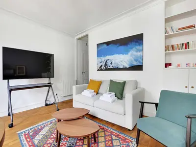 Télévision ou salle de divertissement dans l'établissement Peaceful Apt - 1BD 4P - Palais Royal Louvre