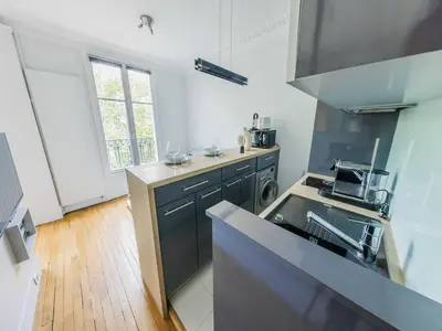 Cuisine ou kitchenette dans l'établissement Charming apartment near DAUMESNIL - Mobility lease
