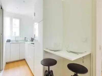 Cuisine ou kitchenette dans l'établissement Appt COSY proche Canal Saint Martin - Mobility lease