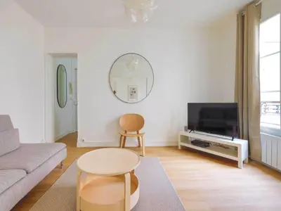 Télévision ou salle de divertissement dans l'établissement Appt COSY proche Canal Saint Martin - Mobility lease