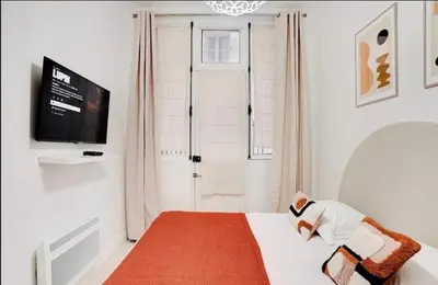 Un ou plusieurs lits dans un hébergement de l'établissement Charmant studio au cœur de paris