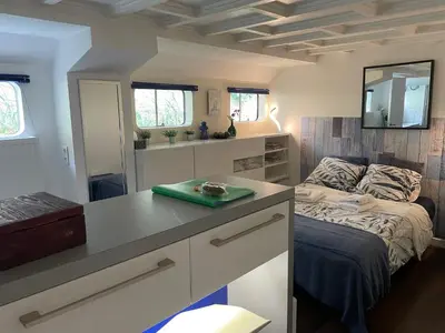 Un ou plusieurs lits dans un hébergement de l'établissement Charming Studio on House Boat