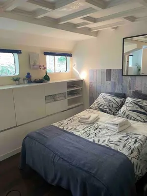 Un ou plusieurs lits dans un hébergement de l'établissement Charming Studio on House Boat