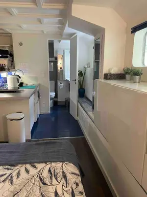Cuisine ou kitchenette dans l'établissement Charming Studio on House Boat
