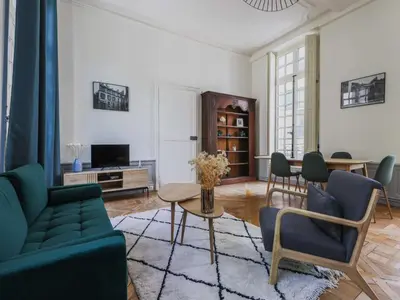 Télévision ou salle de divertissement dans l'établissement Exceptional apt - 2BR 4P- Notre-Dame Cathedral