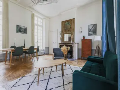 Télévision ou salle de divertissement dans l'établissement Exceptional apt - 2BR 4P- Notre-Dame Cathedral