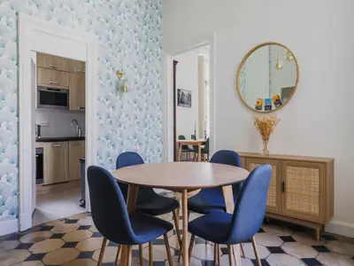 Cuisine ou kitchenette dans l'établissement Exceptional apt - 2BR 4P- Notre-Dame Cathedral