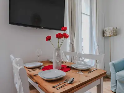 Télévision ou salle de divertissement dans l'établissement Cozy 1BDR Apt 4P Getaway in Central Paris