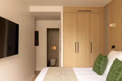 Un ou plusieurs lits dans un hébergement de l'établissement Cosy apat with AC -3BR- 8P- Canal Saint-Martin