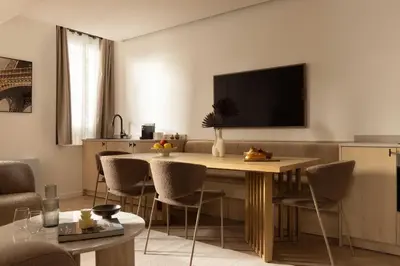 Télévision ou salle de divertissement dans l'établissement Cosy apat with AC -3BR- 8P- Canal Saint-Martin