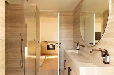 Salle de bains dans l'établissement Cosy apat with AC -3BR- 8P- Canal Saint-Martin