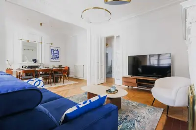 Télévision ou salle de divertissement dans l'établissement Beautiful Apt - 2BD 6P - Beaugrenelle