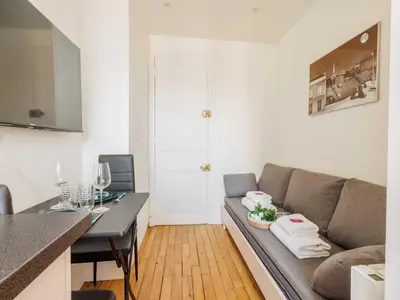 Télévision ou salle de divertissement dans l'établissement Cosy studio - Near Quais de Seine - mobility lease