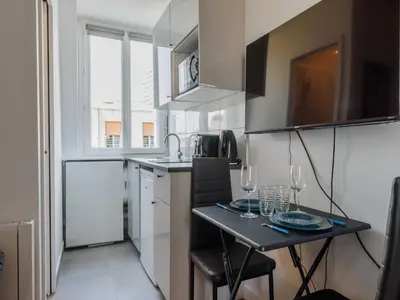 Cuisine ou kitchenette dans l'établissement Cosy studio - Near Quais de Seine - mobility lease