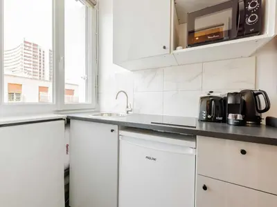 Cuisine ou kitchenette dans l'établissement Cosy studio - Near Quais de Seine - mobility lease
