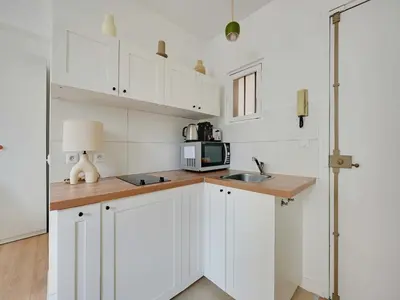 Cuisine ou kitchenette dans l'établissement Charming flat - Rambuteau - Mobility lease