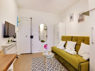 Télévision ou salle de divertissement dans l'établissement Charming studio - 18e arrd - Mobility lease