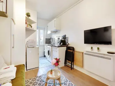 Cuisine ou kitchenette dans l'établissement Charming studio - 18e arrd - Mobility lease