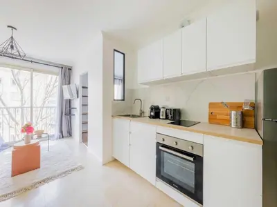 Cuisine ou kitchenette dans l'établissement Chic Parisian 1-Bedroom Apartment in Vibrant 10th Arr - Mobility Lease