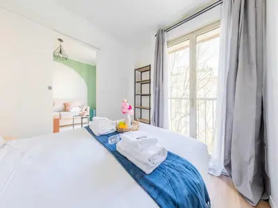 Un ou plusieurs lits dans un hébergement de l'établissement Chic Parisian 1-Bedroom Apartment in Vibrant 10th Arr - Mobility Lease