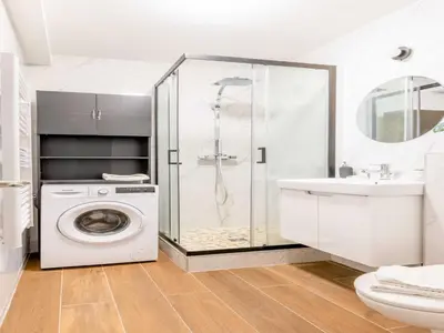 Salle de bains dans l'établissement Chic Parisian 1-Bedroom Apartment in Vibrant 10th Arr - Mobility Lease