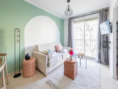 Coin salon dans l'établissement Chic Parisian 1-Bedroom Apartment in Vibrant 10th Arr - Mobility Lease