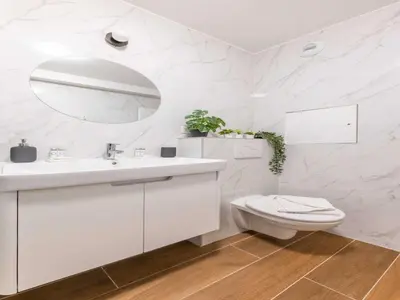 Salle de bains dans l'établissement Chic Parisian 1-Bedroom Apartment in Vibrant 10th Arr - Mobility Lease