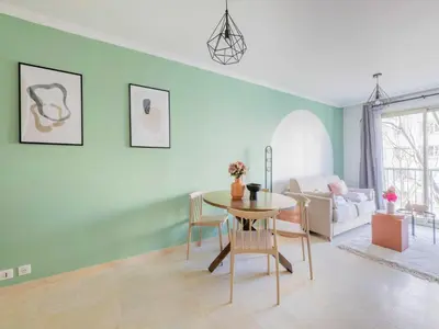 Coin salon dans l'établissement Chic Parisian 1-Bedroom Apartment in Vibrant 10th Arr - Mobility Lease