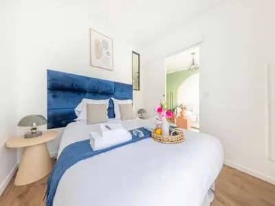 Un ou plusieurs lits dans un hébergement de l'établissement Chic Parisian 1-Bedroom Apartment in Vibrant 10th Arr - Mobility Lease