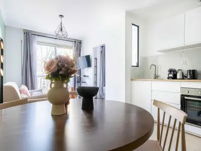 Cuisine ou kitchenette dans l'établissement Chic Parisian 1-Bedroom Apartment in Vibrant 10th Arr - Mobility Lease