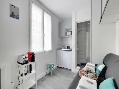 Cuisine ou kitchenette dans l'établissement Intimate Studio-2P- Sacre Coeur Abesse