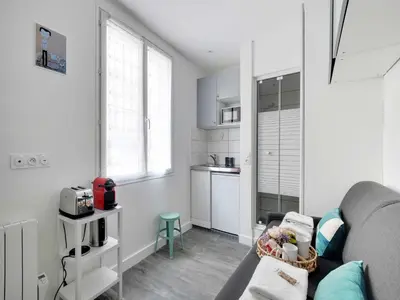 Cuisine ou kitchenette dans l'établissement Intimate Studio-2P- Sacre Coeur Abesse