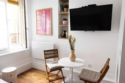 Télévision ou salle de divertissement dans l'établissement DA-3-TURENNE-BM near Place des Vosges