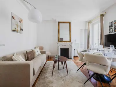 Télévision ou salle de divertissement dans l'établissement Elegant flat - 1BR 4P - Jardin du Luxembourg