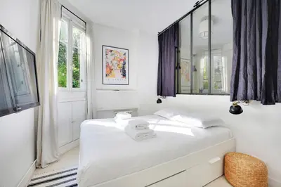 Un ou plusieurs lits dans un hébergement de l'établissement Beautiful 3BR with garden - Mirabeau - Mobility lease