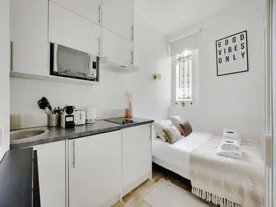 Cuisine ou kitchenette dans l'établissement Superb studio 2P Ecole Militaire Eiffel Tower - MOBILITY LEASE