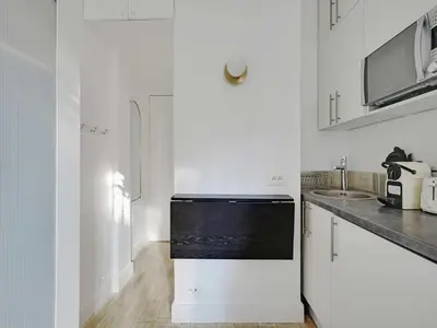 Cuisine ou kitchenette dans l'établissement Superb studio 2P Ecole Militaire Eiffel Tower - MOBILITY LEASE